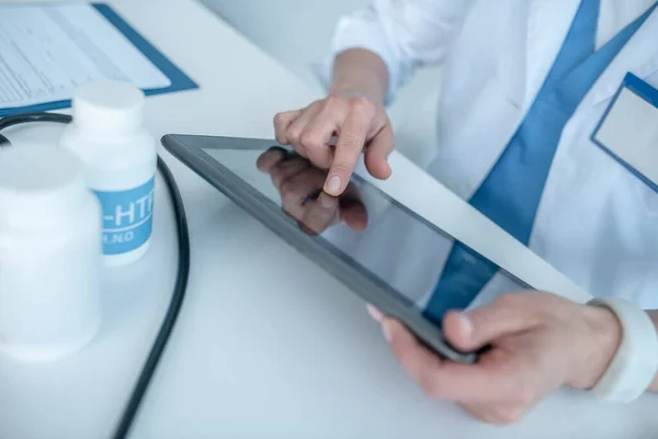 Nahaufnahme einer Arzthand, die das Touchpad berührt — Stockfoto
