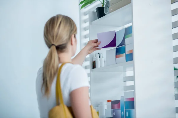 Mujer eligiendo medicamentos en la farmacia — Foto de Stock