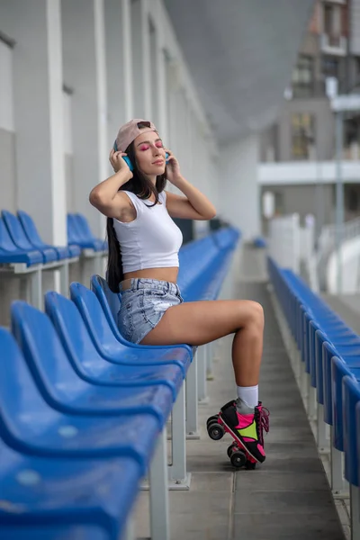 Jong meisje met helder make-up luisteren naar muziek en het gevoel goed — Stockfoto