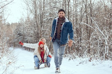 Mutlu zamanlardı. Babası kızağını çekiyor, kızı mutlu ve eğleniyor.