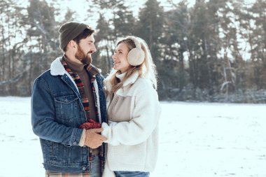 Kış romantik. İki insan kış ormanında bir gün geçirir ve keyifli ve romantik görünürler.