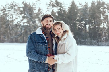 Kış romantik. İki insan kış ormanında bir gün geçirir ve keyifli ve romantik görünürler.