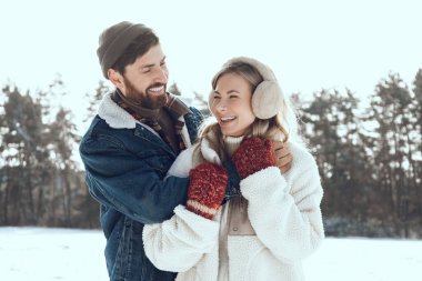 Kış romantik. İki insan kış ormanında bir gün geçirir ve keyifli ve romantik görünürler.