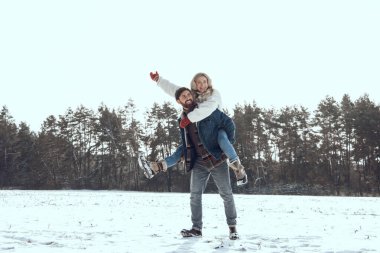 Eğleniyorum. Mutlu çift birlikte vakit geçirir ve kış ormanlarında eğlenir.