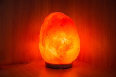 Tuz lambası turuncu renkte, tavan doğal kristal kaya tuzundan yapılmış, tonik anti-stres kaynağı olarak etki ediyor, sağlık rahatla.