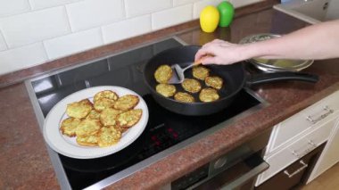 Kabaklı börekleri tavadan yuvarlak bir tabağa taşımak, sağlıklı yemekler pişirmek..