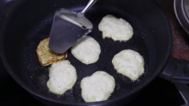 Kızartma tavasında kızarırken kabaklı gözleme yapmak, yararlı yemekler pişirmek..