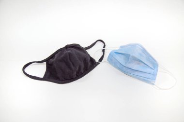 Beyaz arka planda izole edilmiş viral enfeksiyondan korunmak için beyaz ve siyah renkli tıbbi maskeler, tıbbi koronavirüs, kişisel koruyucu ekipmanlar.