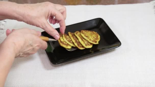 Lägga Zucchini Pannkakor Med Gräddfil Rektangulär Svart Tallrik Serverar Rätter — Stockvideo