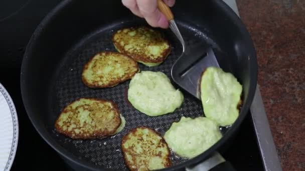 Mengubah Pancake Zucchini Ketika Digoreng Dalam Wajan Minyak Memasak Makanan — Stok Video