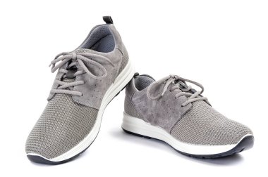 Yakın çekim yetişkin adam beyaz arka plan üzerinde fotoğrafı için zarif gri spor ayakkabı.