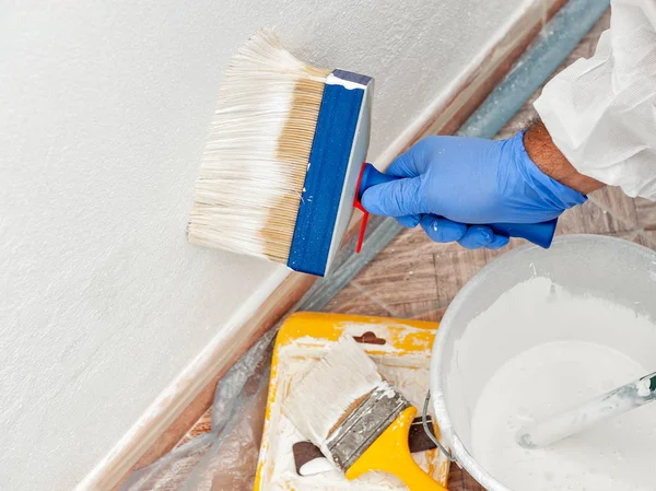 Primer Plano Mano Pintor Casa Trabajo Pintando Una Pared Blanca — Foto de Stock