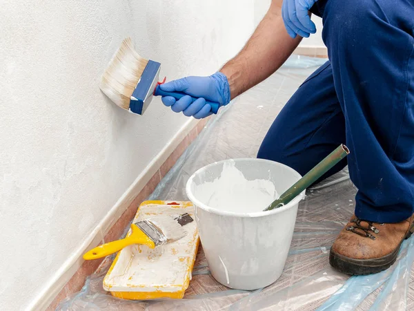 Primer Plano Mano Pintor Casa Trabajo Pintando Una Pared Blanca — Foto de Stock