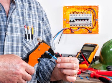 Elektrikçi teknisyen tel striptizci kablolara konut elektrik tesisatı ile iş yerinde.
