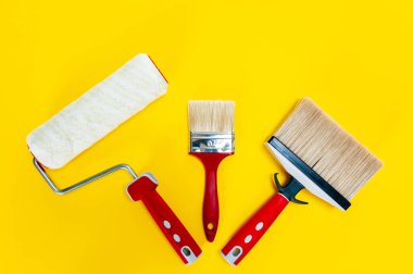 Profesyonel ev ressam iş araçları üstten görünüm sarı masa üzerinde