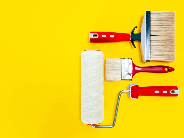 Ansicht Von Professionellen Häuslichen Malerwerkzeugen Auf Einem Gelben Tisch — Stockfoto