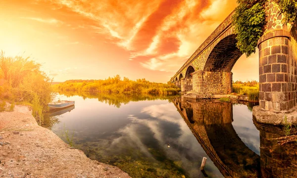 Översikt vid solnedgången av den gamla bron i Orosei på floden Cedrino, Sardinien — Stockfoto