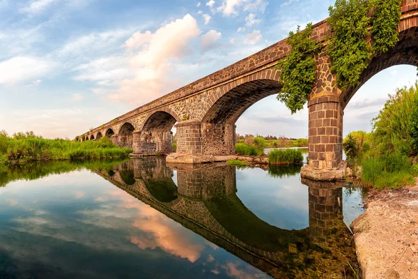 สวยงามของแม Cedrino มองเห วนโค งของสะพานเก าของ Orosei — ภาพถ่ายสต็อก