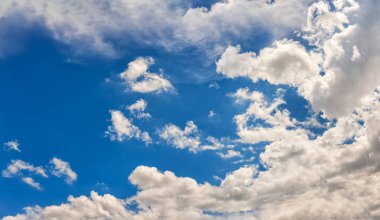 Güzel bir mavi gökyüzü manzara cumulonimbus bulutları ile örtülü bir sıcak yaz akşamı