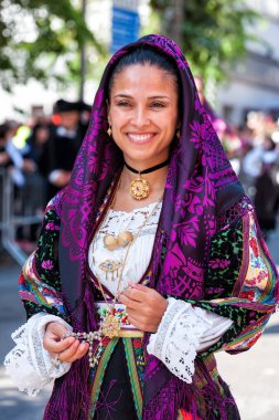 Nuoro, Sardunya, İtalya - 26 Ağustos 2018: Geçit töreni 26 Ağustos 2018 Nuoro, Sardunya kurtarıcısı bayram vesilesiyle Sardunya'nın geleneksel kostümleri.