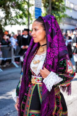 Nuoro, Sardunya, İtalya - 26 Ağustos 2018: Geçit töreni 26 Ağustos 2018 Nuoro, Sardunya kurtarıcısı bayram vesilesiyle Sardunya'nın geleneksel kostümleri.