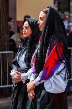 Nuoro, Sardunya, İtalya - 26 Ağustos 2018: Geçit töreni 26 Ağustos 2018 Nuoro, Sardunya kurtarıcısı bayram vesilesiyle Sardunya'nın geleneksel kostümleri.