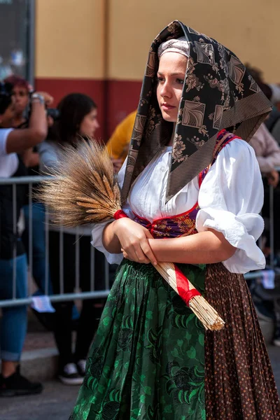 Nuoro サルデーニャ サルデーニャ イタリア 2018 2018 サルデーニャ ヌーオロでの救い主の饗宴の際にサルデーニャの伝統的な衣装パレード — ストック写真