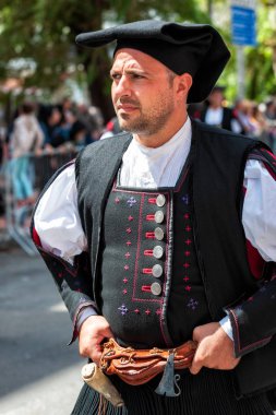 Nuoro, Sardunya, İtalya - 26 Ağustos 2018: Geçit töreni 26 Ağustos 2018 Nuoro, Sardunya kurtarıcısı bayram vesilesiyle Sardunya'nın geleneksel kostümleri.