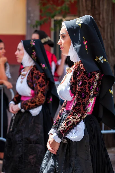 Nuoro サルデーニャ サルデーニャ イタリア 2018 2018 サルデーニャ ヌーオロでの救い主の饗宴の際にサルデーニャの伝統的な衣装パレード — ストック写真