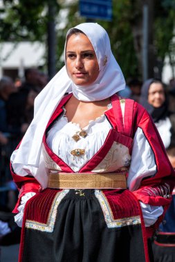 Nuoro, Sardunya, İtalya - 26 Ağustos 2018: Geçit töreni 26 Ağustos 2018 Nuoro, Sardunya kurtarıcısı bayram vesilesiyle Sardunya'nın geleneksel kostümleri.