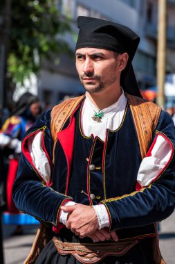 Nuoro, Sardunya, İtalya - 26 Ağustos 2018: Geçit töreni 26 Ağustos 2018 Nuoro, Sardunya kurtarıcısı bayram vesilesiyle Sardunya'nın geleneksel kostümleri.