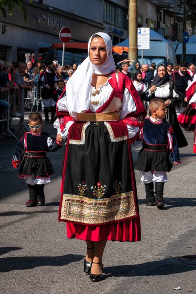 Nuoro サルデーニャ サルデーニャ イタリア 2018 2018 サルデーニャ ヌーオロでの救い主の饗宴の際にサルデーニャの伝統的な衣装パレード — ストック写真