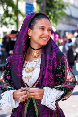 Nuoro, Sardunya, İtalya - 26 Ağustos 2018: Geçit töreni 26 Ağustos 2018 Nuoro, Sardunya kurtarıcısı bayram vesilesiyle Sardunya'nın geleneksel kostümleri.