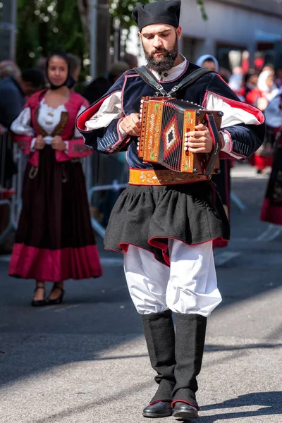 Nuoro Cerdeña Italia Agosto 2018 Músicos Con Acordeón Desfile Trajes — Foto de Stock