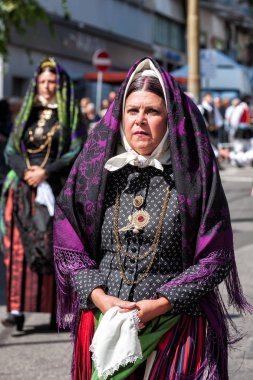 Nuoro, Sardunya, İtalya - 26 Ağustos 2018: Geçit töreni 26 Ağustos 2018 Nuoro, Sardunya kurtarıcısı bayram vesilesiyle Sardunya'nın geleneksel kostümleri.