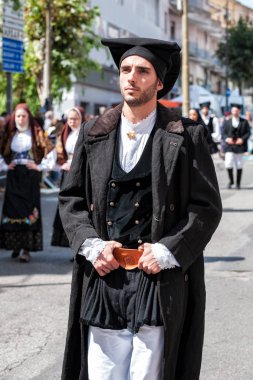 Nuoro, Sardunya, İtalya - 26 Ağustos 2018: Geçit töreni 26 Ağustos 2018 Nuoro, Sardunya kurtarıcısı bayram vesilesiyle Sardunya'nın geleneksel kostümleri.