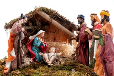 Noel Doğum sahnesi. Bebek İsa yemlik, Mary, Joseph ve üç Akil adam ile siper al. Beyaz arka plan üzerinde izole.