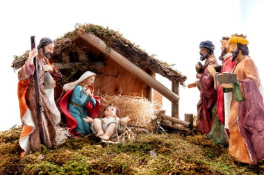 Noel Doğum sahnesi. Bebek İsa yemlik, Mary, Joseph ve üç Akil adam ile siper al. Beyaz arka plan üzerinde izole.