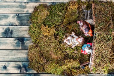 Üstten görünüm Noel Nativity sahnenin. Bebek İsa, Meryem ve yusuf ile yemlik ile siper al. Vintage bir ahşap tablo.