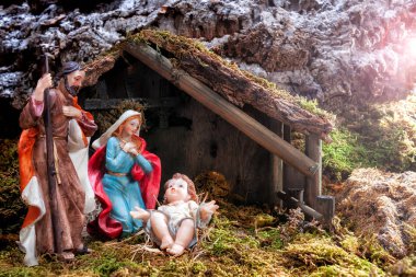 Noel Doğum sahnesi Close-up. Bebek İsa, Meryem ve yusuf ile yemlik ile siper al. Işık ışını.