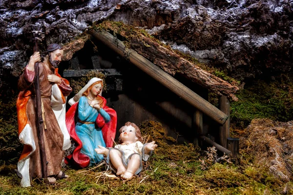 Крупный План Рождественской Сцены Хижина Младенцем Иисусом Яслях Марией Иосифом — стоковое фото