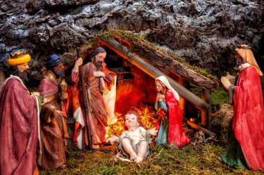 Noel Doğum sahnesi Close-up. Bebek İsa yemlik, Mary, Joseph ve üç Akil adam ile kulübe.