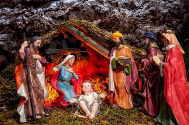 Noel Doğum sahnesi Close-up. Bebek İsa yemlik, Mary, Joseph ve üç Akil adam ile kulübe.