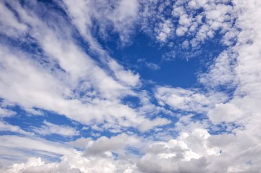 Güzel bir mavi gökyüzü manzara cumulonimbus bulutları ile örtülü bir sıcak yaz akşamı