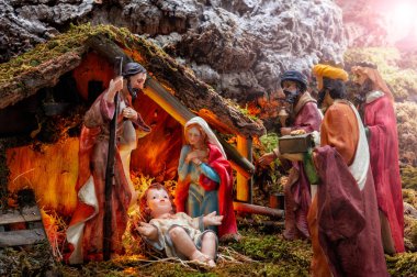 Noel Doğum sahnesi Close-up. Bebek İsa yemlik, Mary, Joseph ve üç Akil adam ile siper al. Işık ışını.