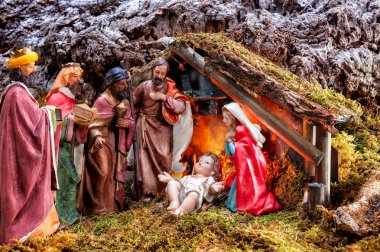 Noel Doğum sahnesi Close-up. Bebek İsa yemlik, Mary, Joseph ve üç Akil adam ile kulübe.