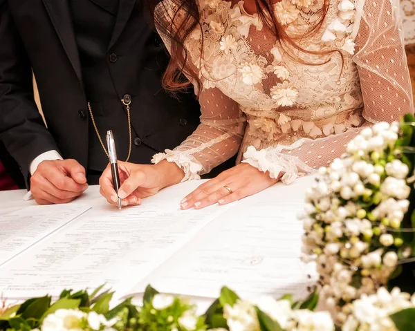 Detalj Brud Som Tecknar Äktenskapslagen Hand — Stockfoto