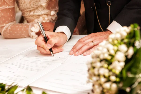 Düğün sırasında imzalama eller