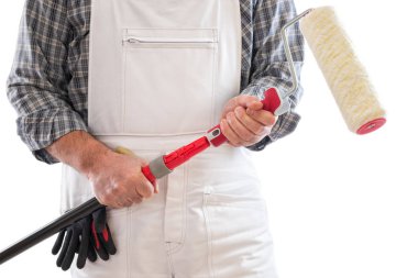 Beyaz tulumlu boyacı, elinde boya yapmak için silindiri tutuyor. Koruyucu eldivenlerle donatılmış. Beyaz arkaplanda izole. 