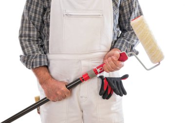 Beyaz tulumlu boyacı, elinde boya yapmak için silindiri tutuyor. Koruyucu eldivenlerle donatılmış. Beyaz arkaplanda izole. 